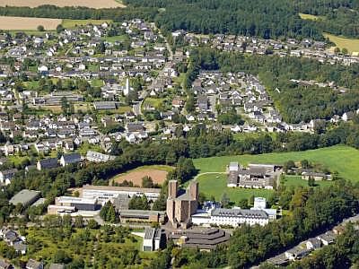 Blick nach NW: Klosterkomplex, Von-Westphalen-Straße, Mariengrundschule, evangel. Kirche P1360429_Meschede Nord, Kloster